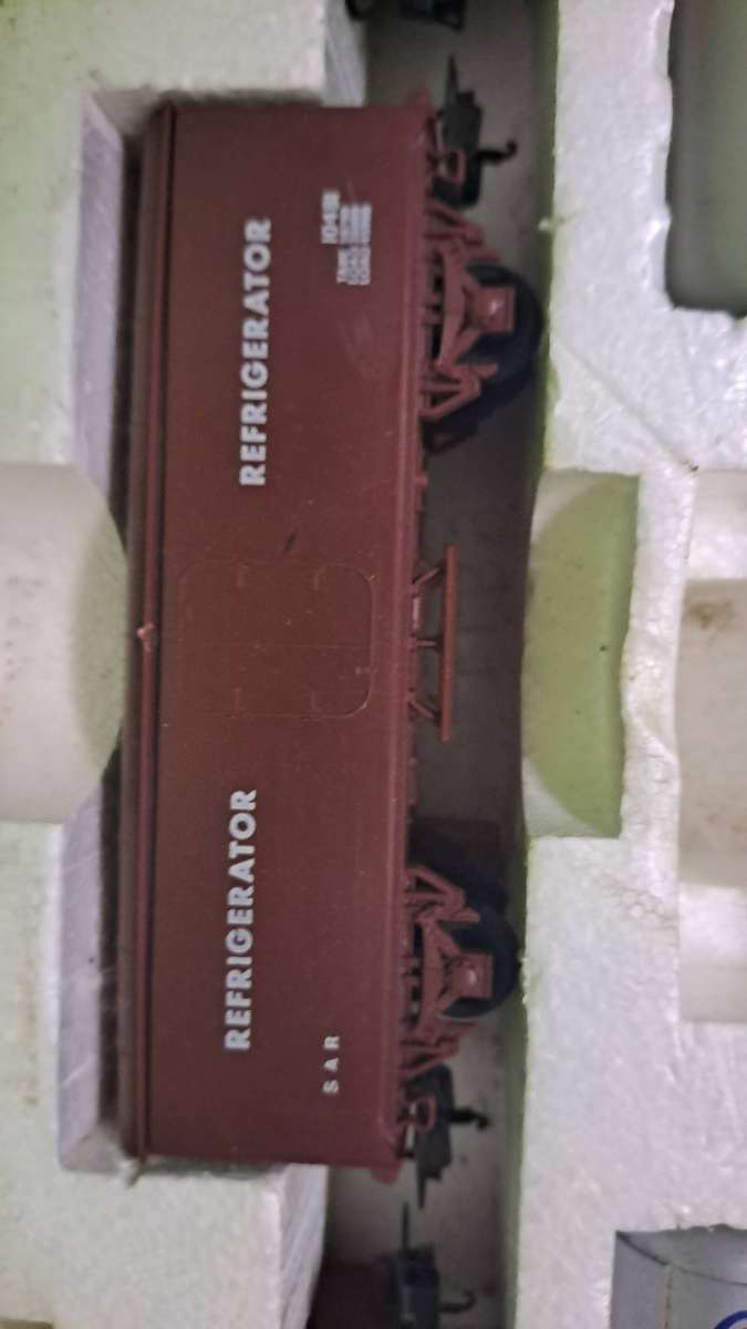 LIMA SAR Train Set (Locomotive with 6 wagons) BOXED