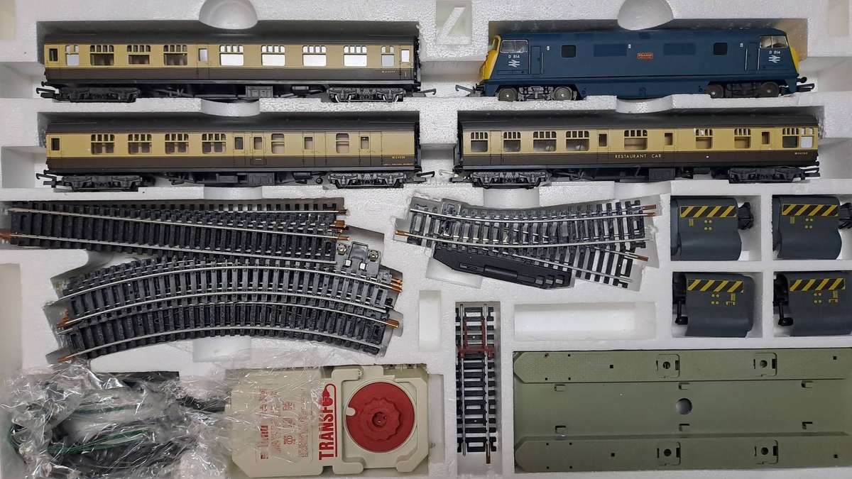LIMA Britain Passenger Train Set (Locomotive with 3 wagons) BOXED Like New