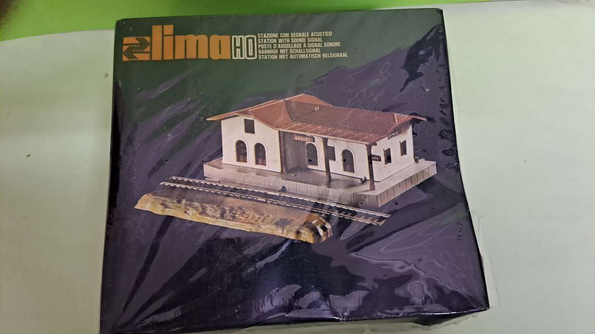 LIMA Station With Bell BOXED Sealed (NEW old stock only one)