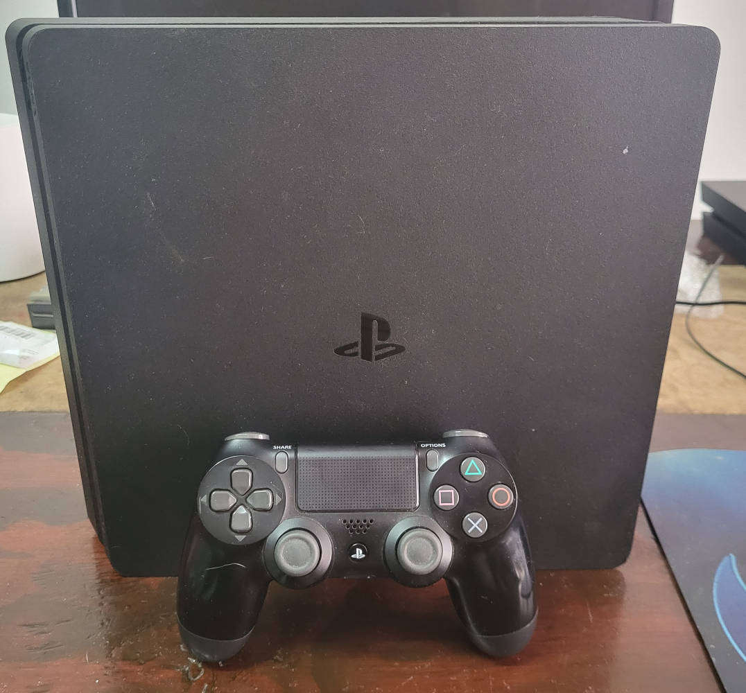 Playstation 4 Slim 500Gig + 1 x Genuine Sony Controllers