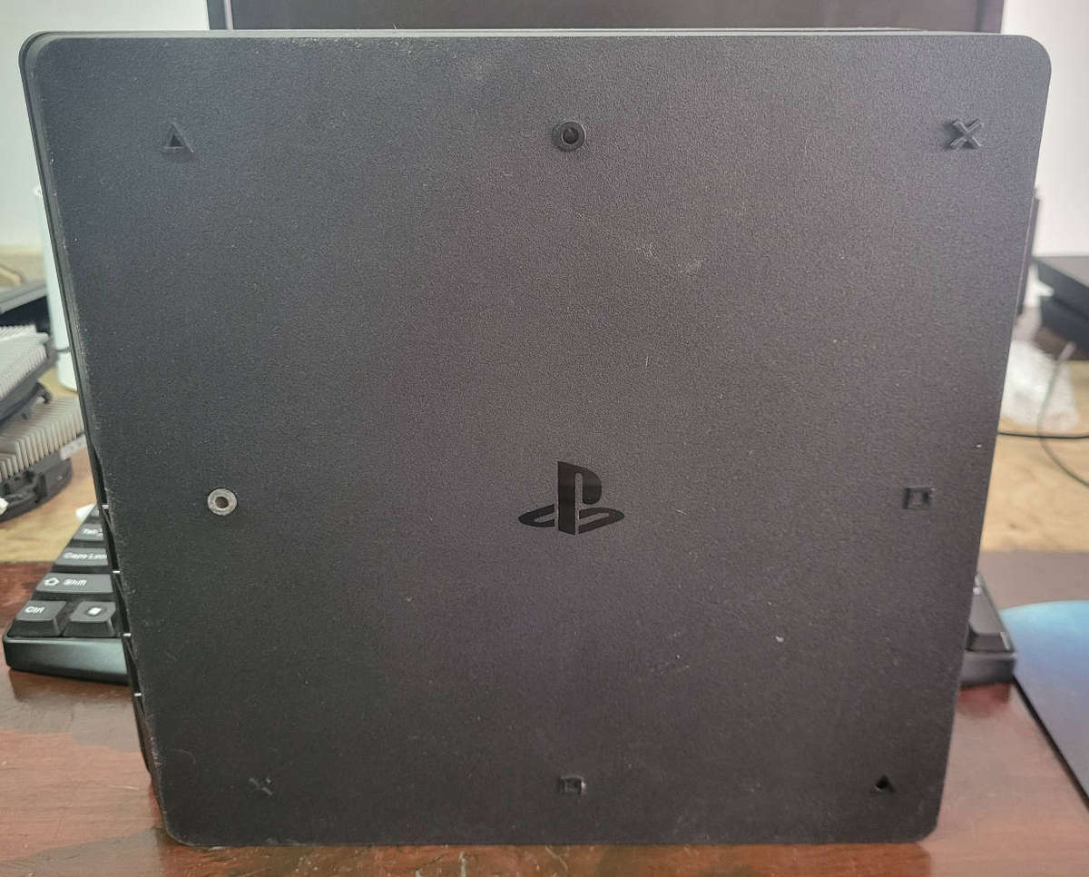 Playstation 4 Slim 500Gig + 1 x Genuine Sony Controllers