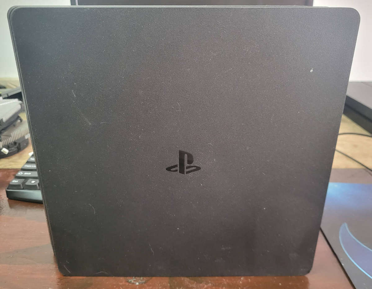 Playstation 4 Slim 500Gig + 1 x Genuine Sony Controllers