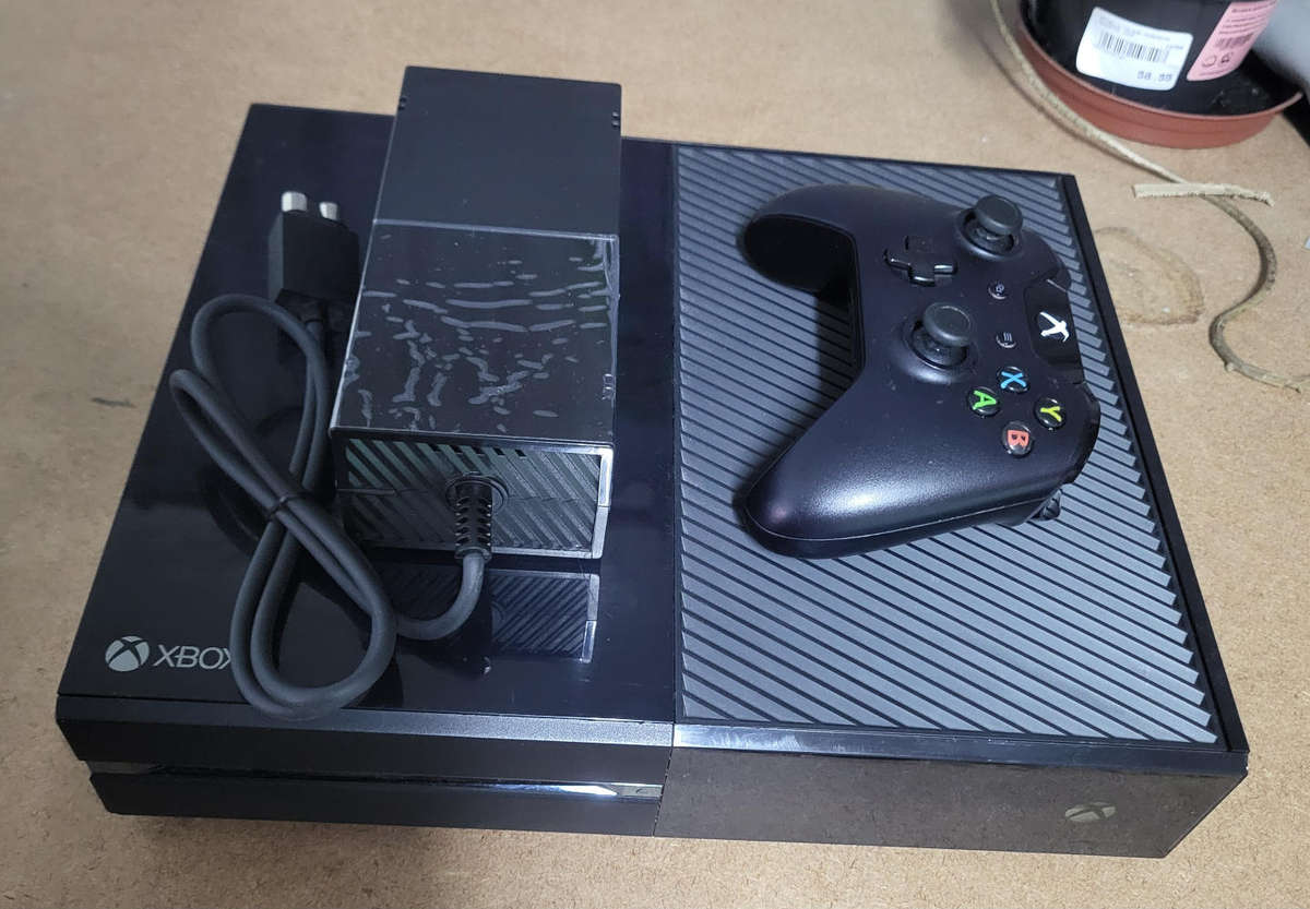 XBox One 500Gig + Genuine XBox Controller