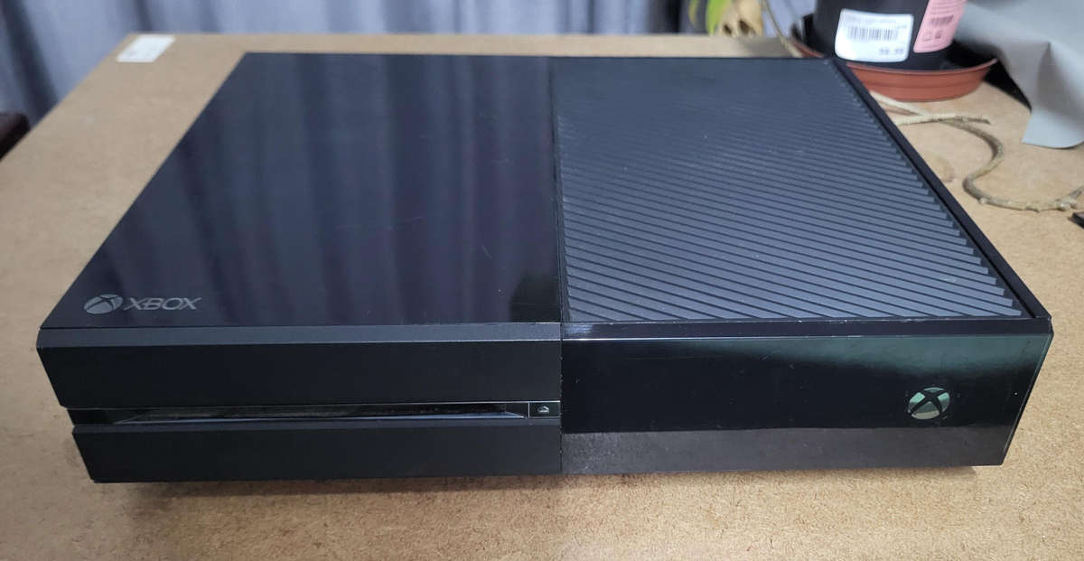 XBox One 500Gig + Genuine XBox Controller