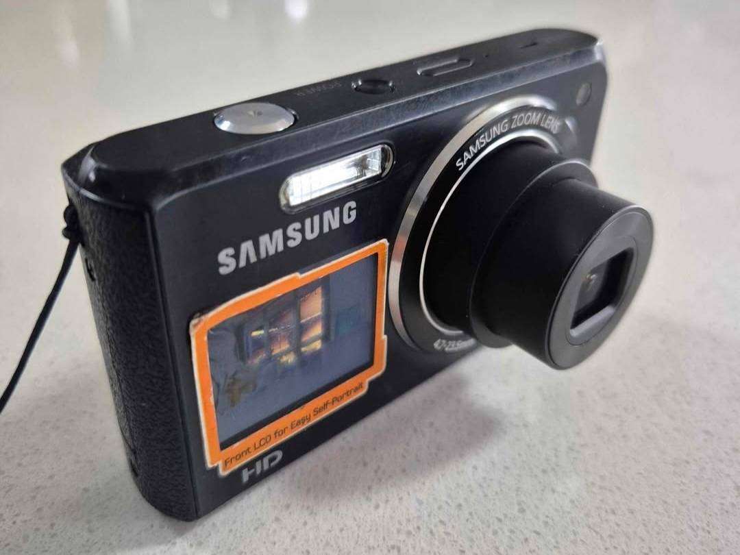 Samsung digital camera DV100  (16.1 m/pixel, 5 x optical zoom, HD video recording)