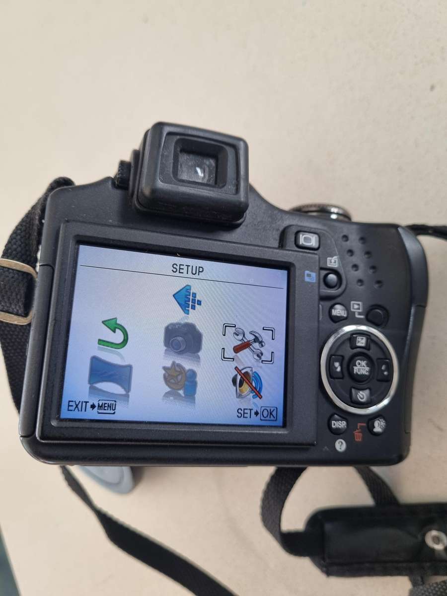 Olympus camera (SP-590UZ) 12 m/pixel, 26 x optical zoom. EXCELLENT condition.