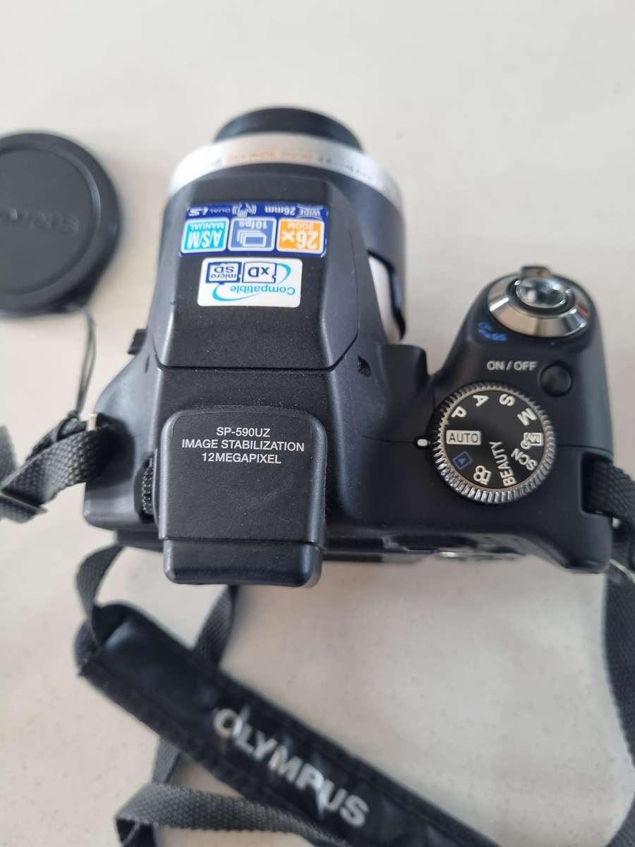 Olympus camera (SP-590UZ) 12 m/pixel, 26 x optical zoom. EXCELLENT condition.