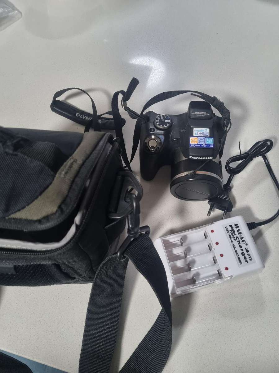 Olympus camera (SP-590UZ) 12 m/pixel, 26 x optical zoom. EXCELLENT condition.