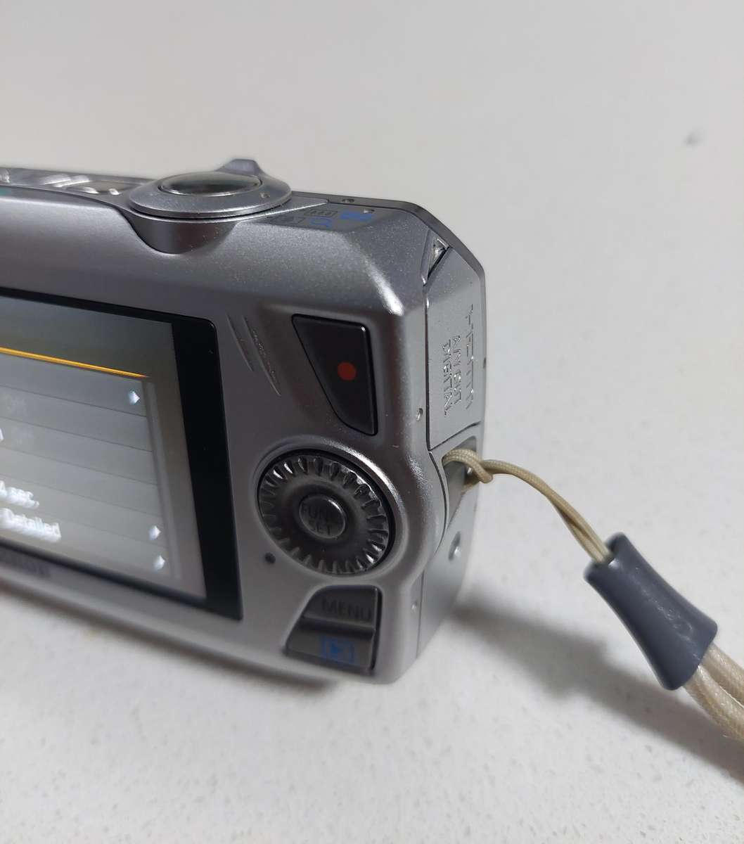 Canon IXUS digital camera 1000HS (10 m/pixel, 10 x optical zoom) In EXCELLENT condition