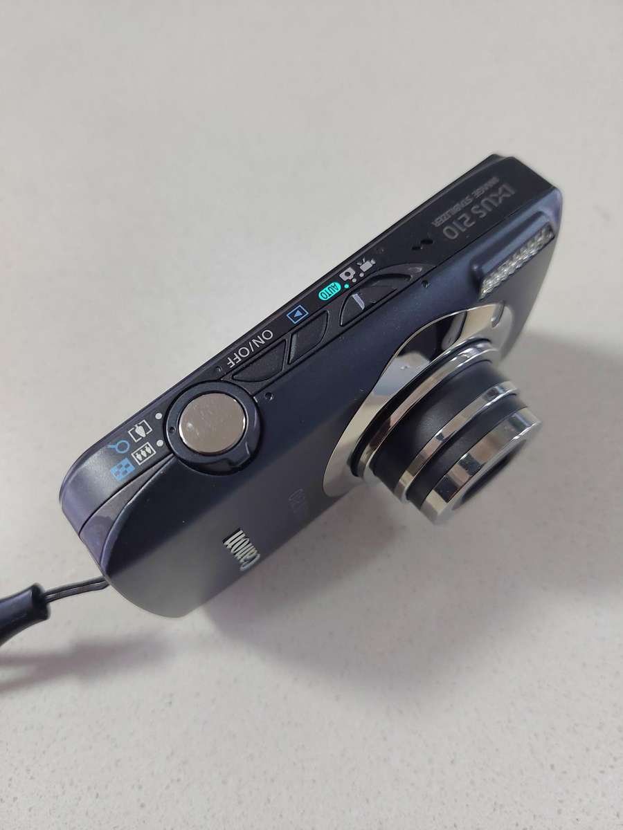 Canon IXUS digital camera 210 Touchscreen, (14.1m/pixel, 5 x optical zoom, HD video recording)