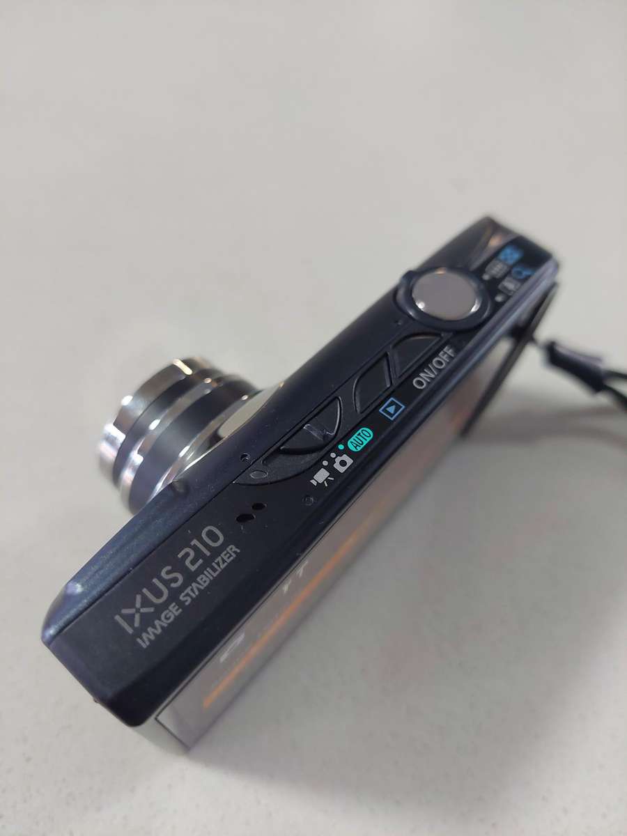 Canon IXUS digital camera 210 Touchscreen, (14.1m/pixel, 5 x optical zoom, HD video recording)