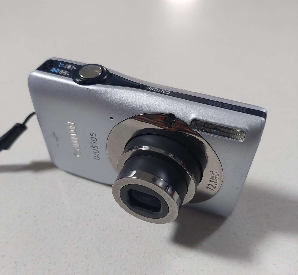 Canon IXUS digital camera 105  (12.1m/pixel, 4 x optical zoom, video recording)