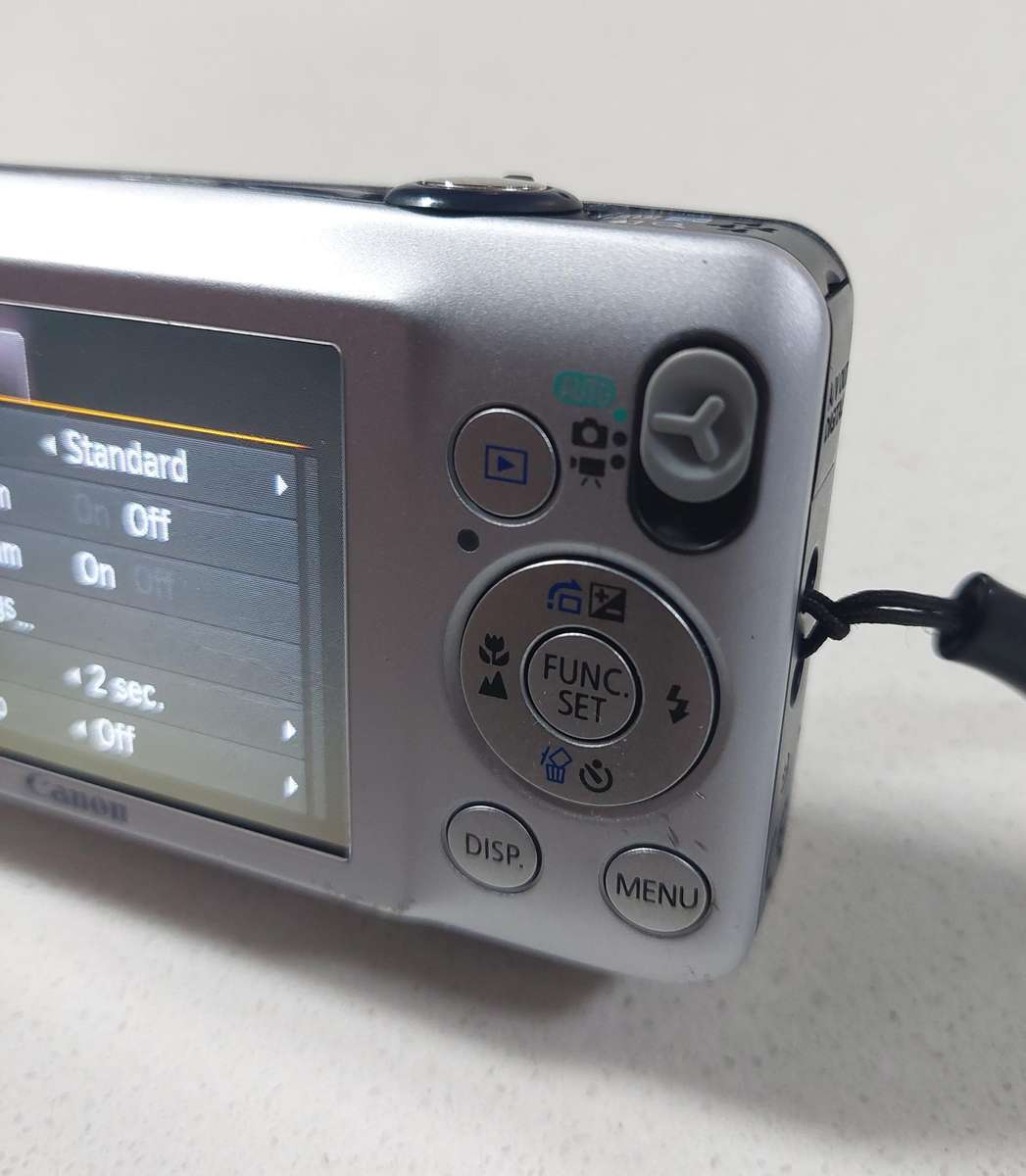 Canon IXUS digital camera 105  (12.1m/pixel, 4 x optical zoom, video recording)