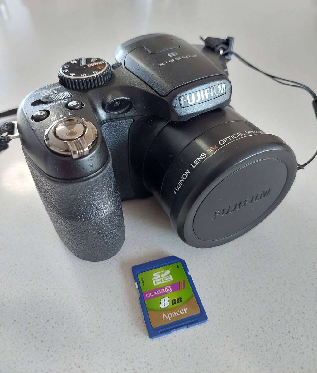 FujiFilm FinePix digital camera S1800 (12 m/pixel, 18 x optical zoom, HD video)