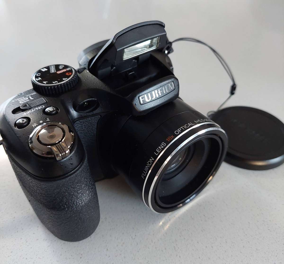 FujiFilm FinePix digital camera S1800 (12 m/pixel, 18 x optical zoom, HD video)