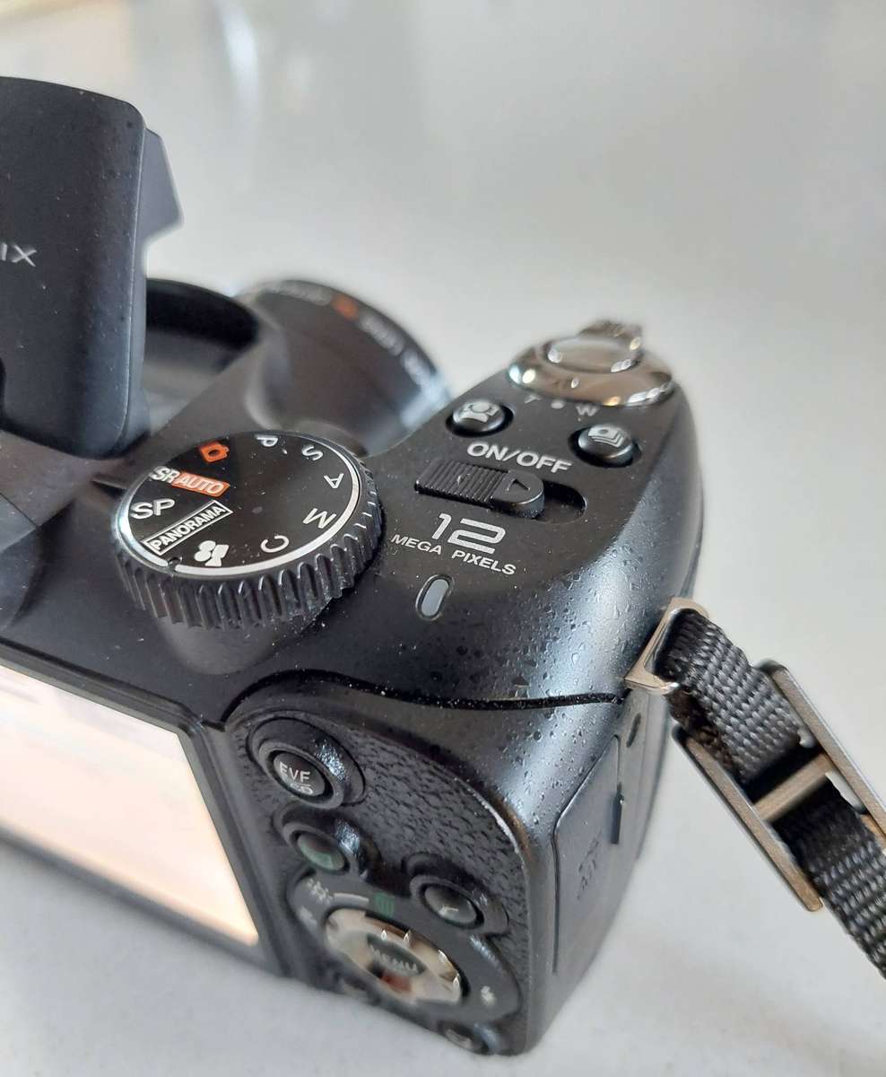 FujiFilm FinePix digital camera S1800 (12 m/pixel, 18 x optical zoom, HD video)