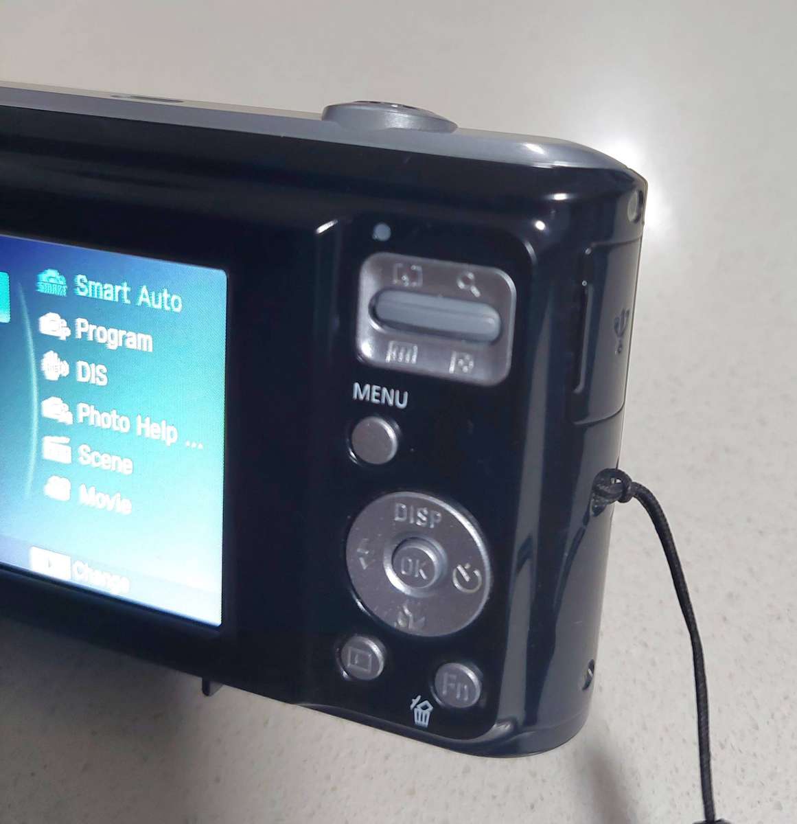 Samsung digital camera ES28 (12.2 m/pixel, 5 x optical zoom, video recording)