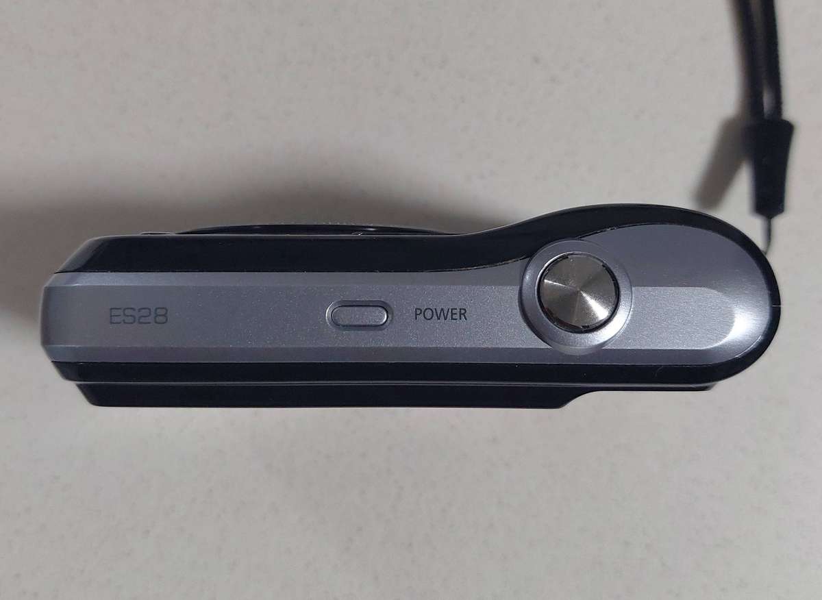 Samsung digital camera ES28 (12.2 m/pixel, 5 x optical zoom, video recording)