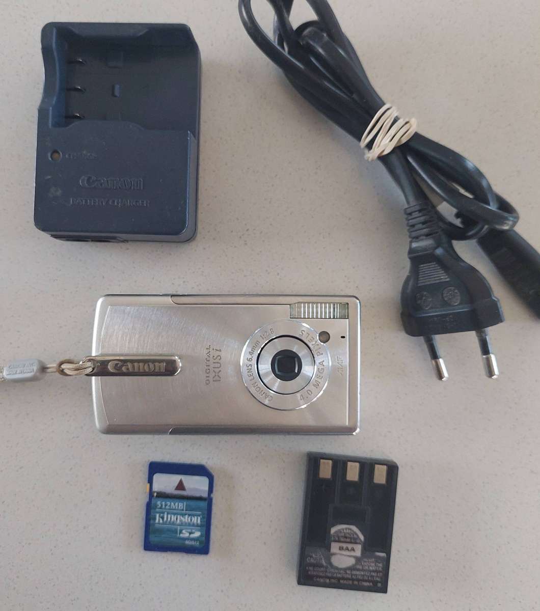 Canon "digital IXUS I" camera (4.0 m/pixel, 1 × optical zoom, video recording)