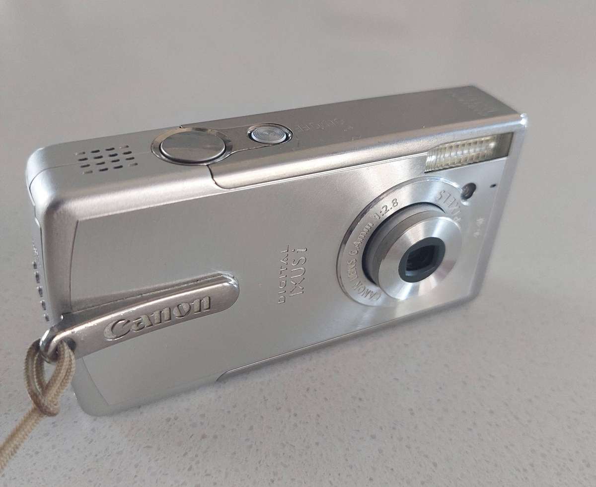 Canon "digital IXUS I" camera (4.0 m/pixel, 1 × optical zoom, video recording)