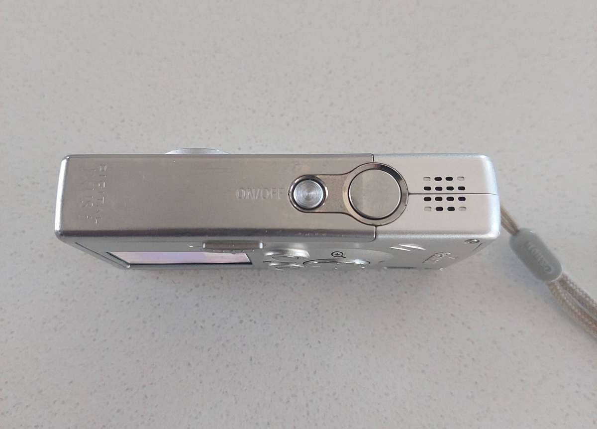 Canon "digital IXUS I" camera (4.0 m/pixel, 1 × optical zoom, video recording)