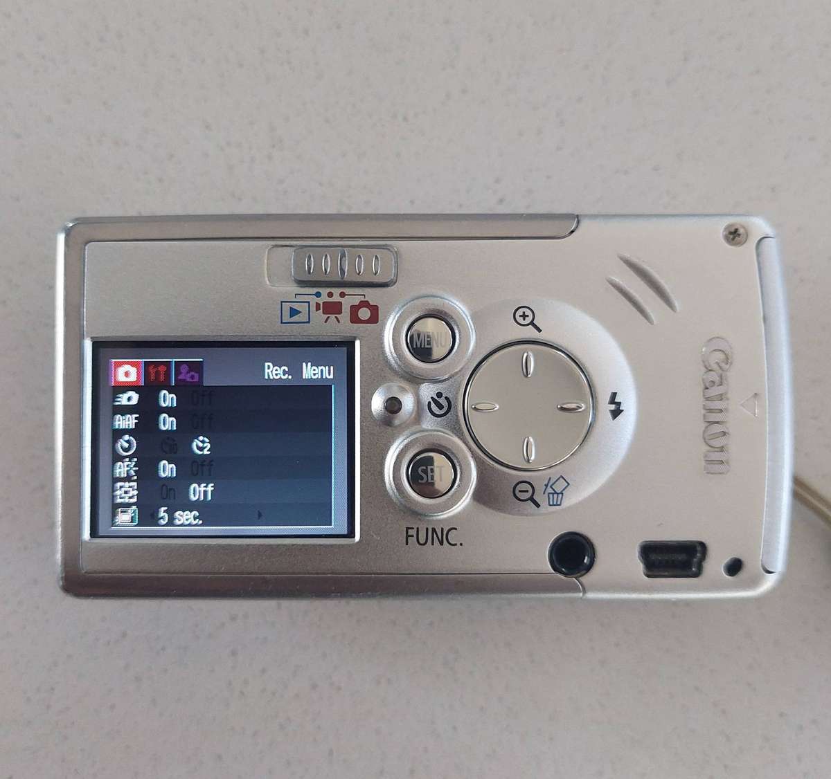 Canon "digital IXUS I" camera (4.0 m/pixel, 1 × optical zoom, video recording)