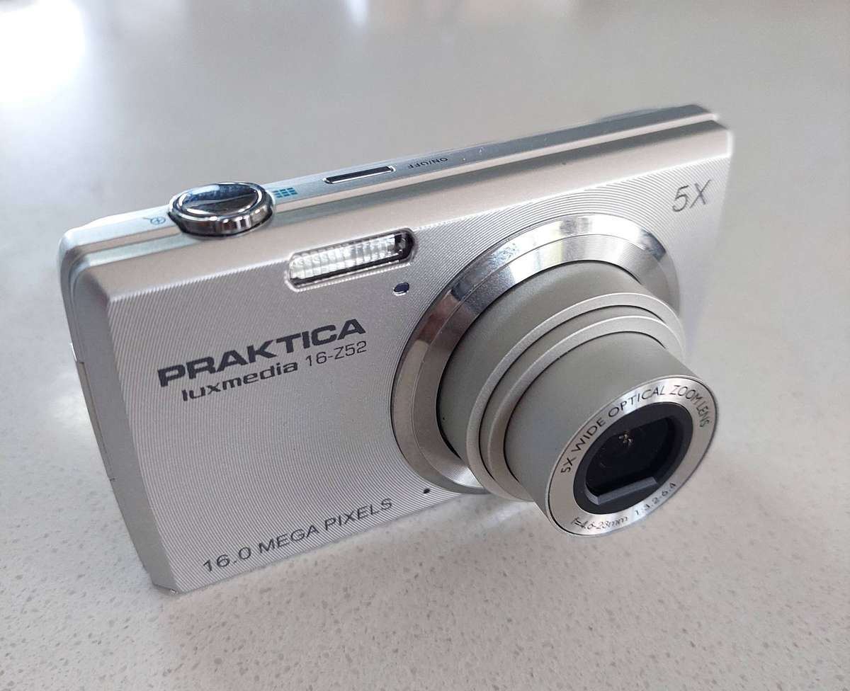 Praktika 16 m/pixel pocket camera (works % with box and acc)