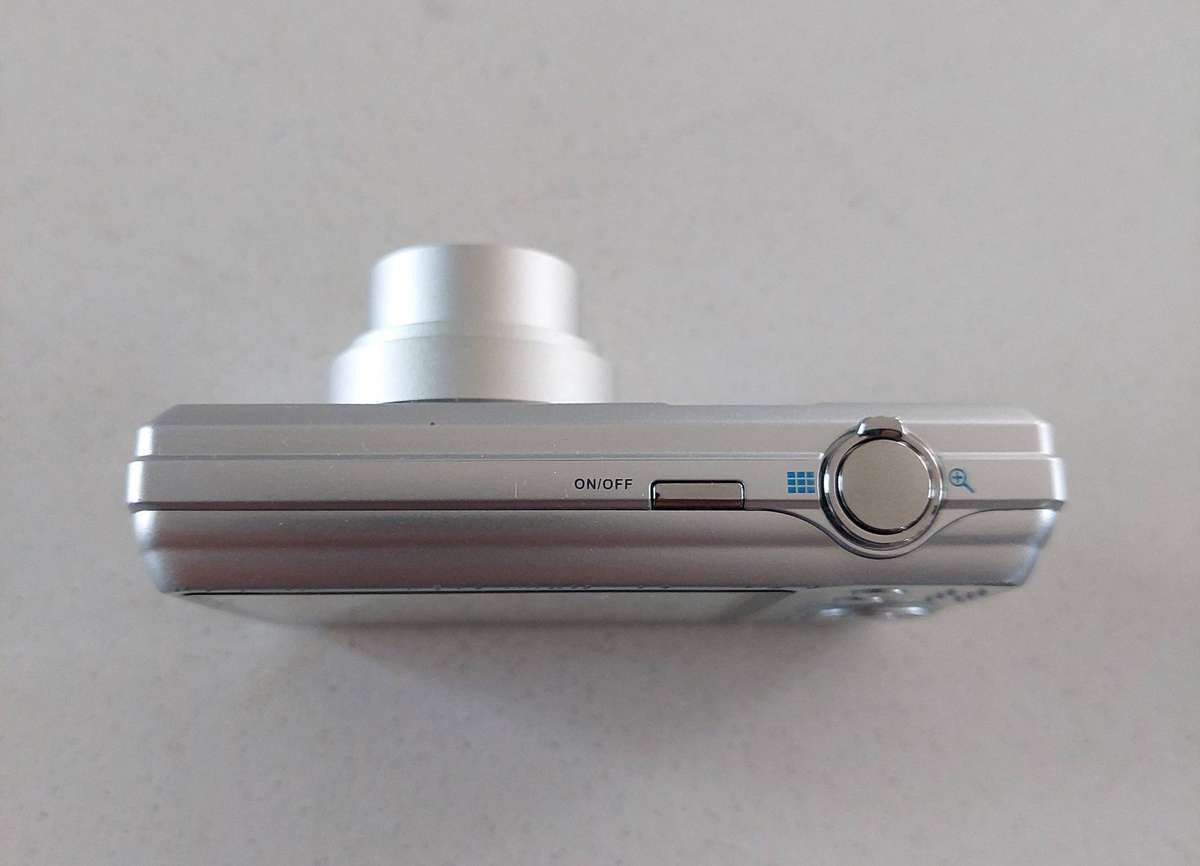 Praktika 16 m/pixel pocket camera (works % with box and acc)