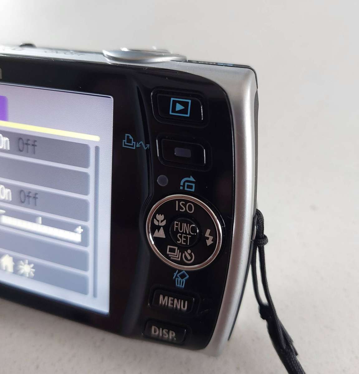 Canon IXUS digital camera 860 IS (8.0 m/pixel, 3.8 x optical zoom, video recording)