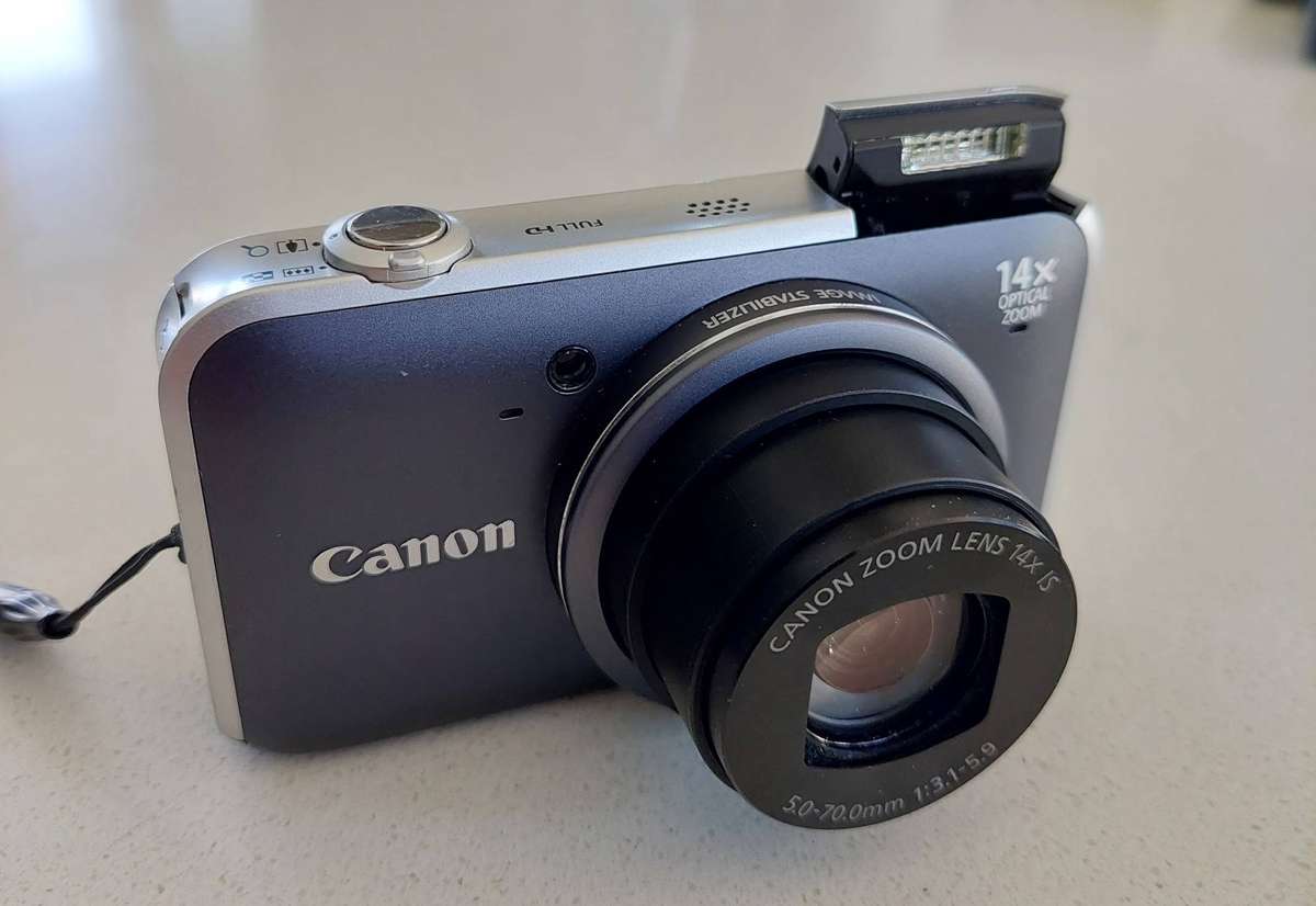 Canon PowerShot digital camera SX220 HS  (12.1 m/pixel, 14 x optical zoom, Full HD video)