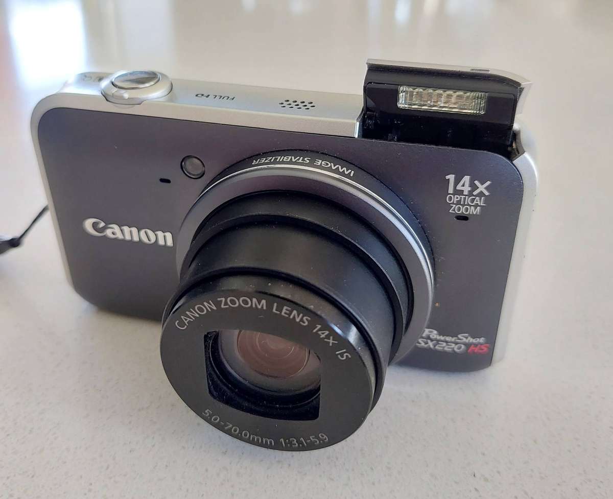 Canon PowerShot digital camera SX220 HS  (12.1 m/pixel, 14 x optical zoom, Full HD video)