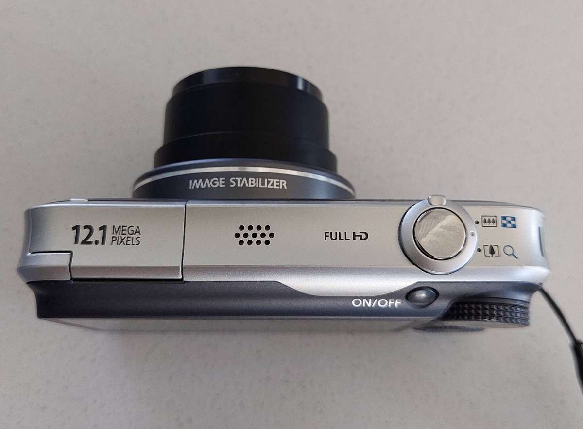 Canon PowerShot digital camera SX220 HS  (12.1 m/pixel, 14 x optical zoom, Full HD video)