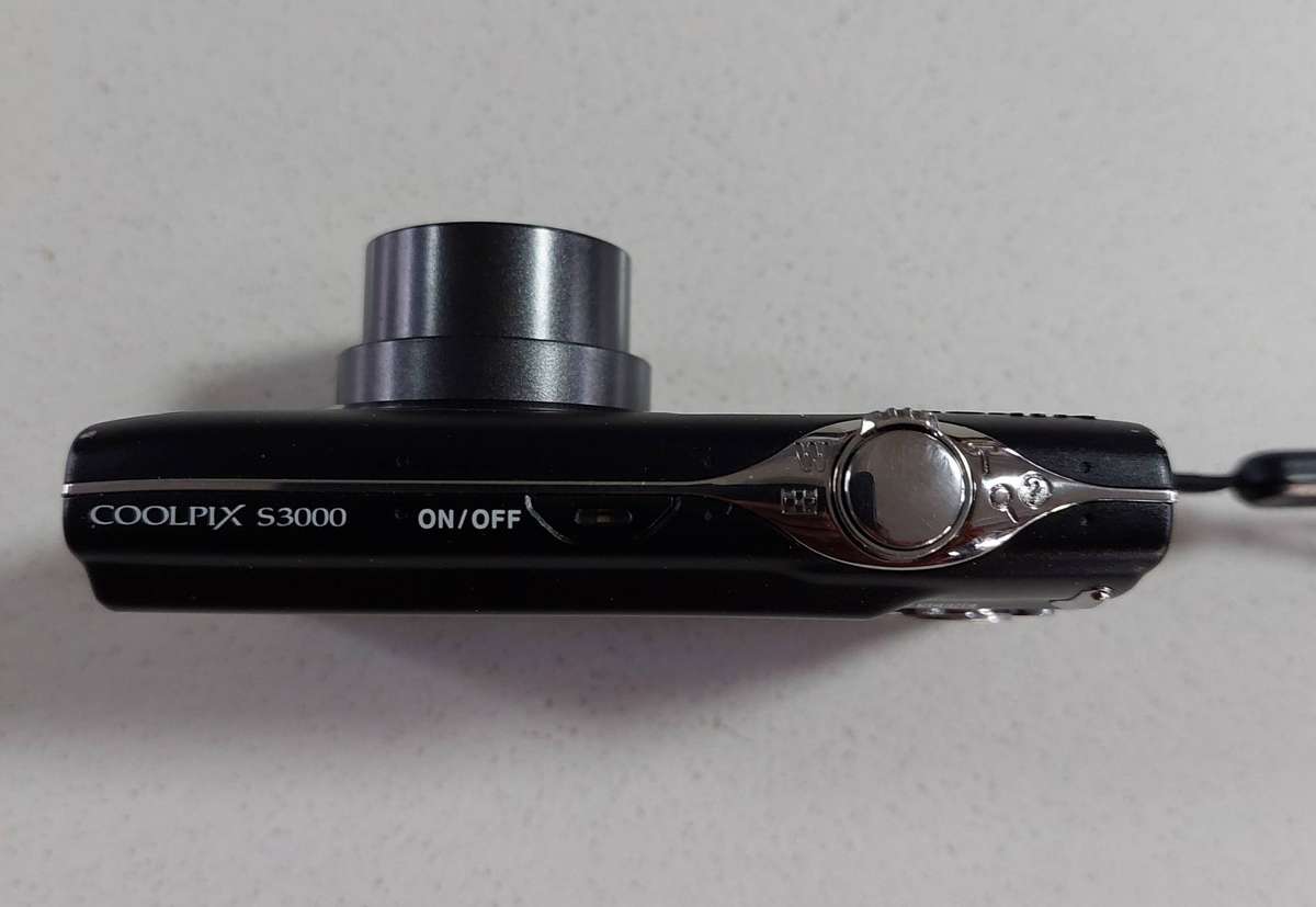 Nikon CoolPix digital camera S3000 (12 m/pixel, 4 x optical zoom, video recording)