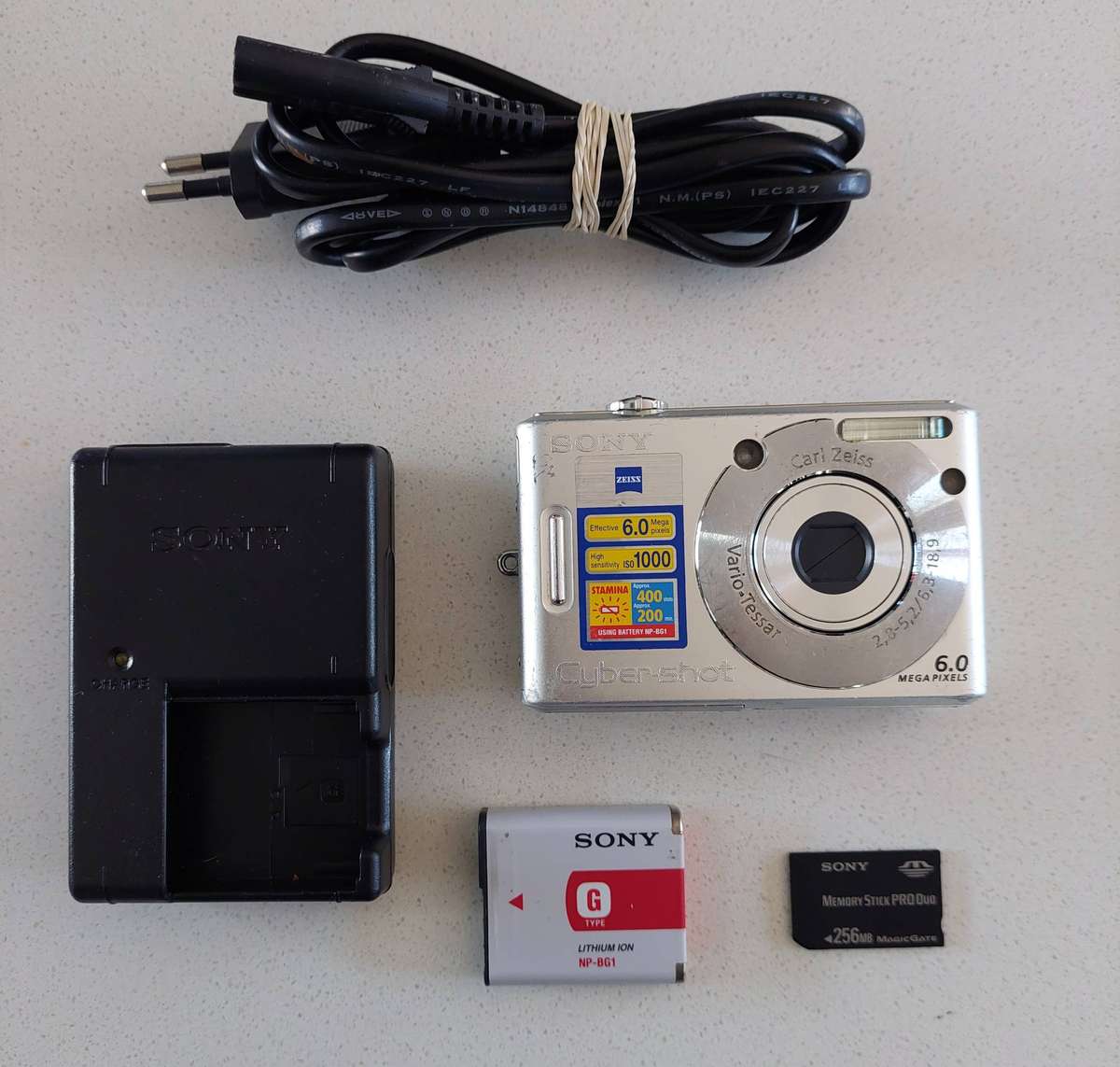 Sony Cybershot digital camera DSC-W30 (6.0 m/pixel, 3 x optical zoom, video recording)