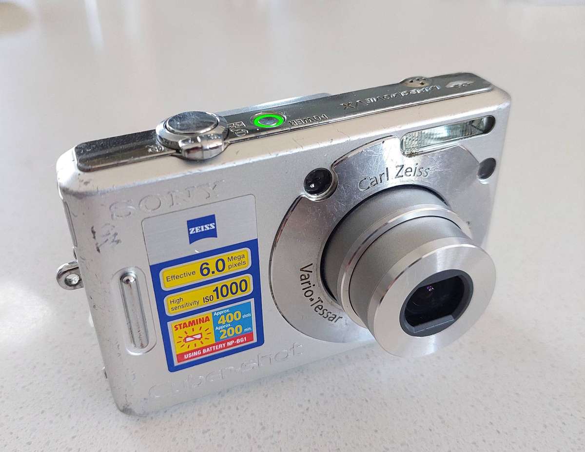 Sony Cybershot digital camera DSC-W30 (6.0 m/pixel, 3 x optical zoom, video recording)