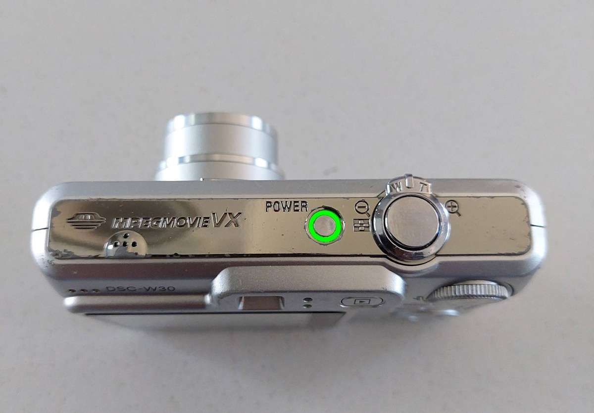 Sony Cybershot digital camera DSC-W30 (6.0 m/pixel, 3 x optical zoom, video recording)