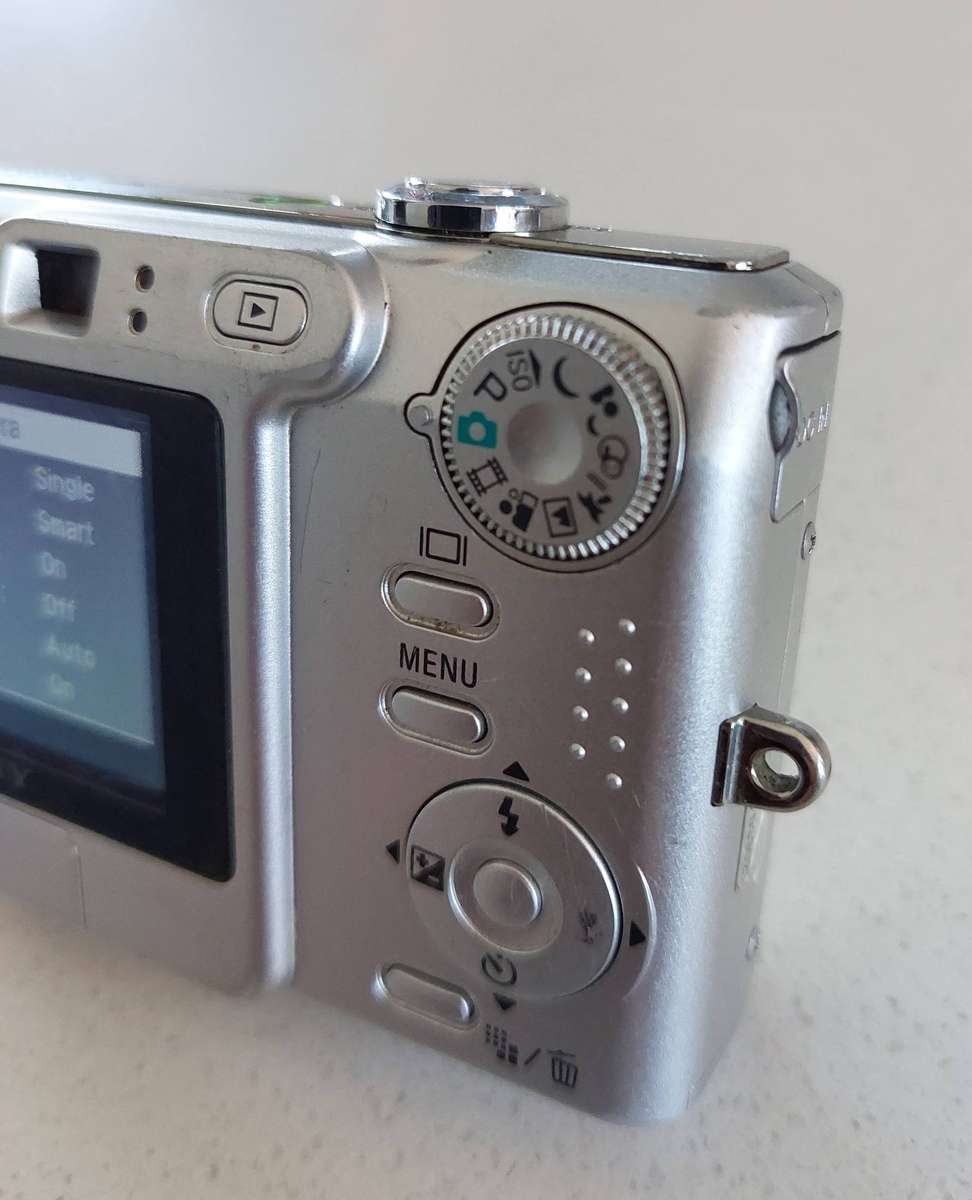 Sony Cybershot digital camera DSC-W30 (6.0 m/pixel, 3 x optical zoom, video recording)