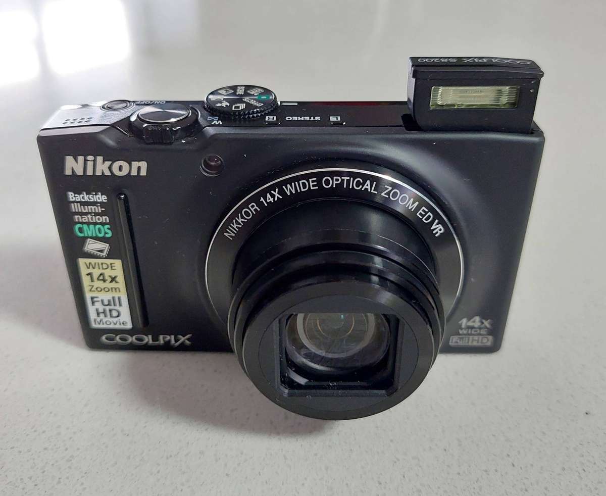 Nikon CoolPix digital camera S8200 (16.1 m/pixel, 14 x optical zoom,  Full HD video)