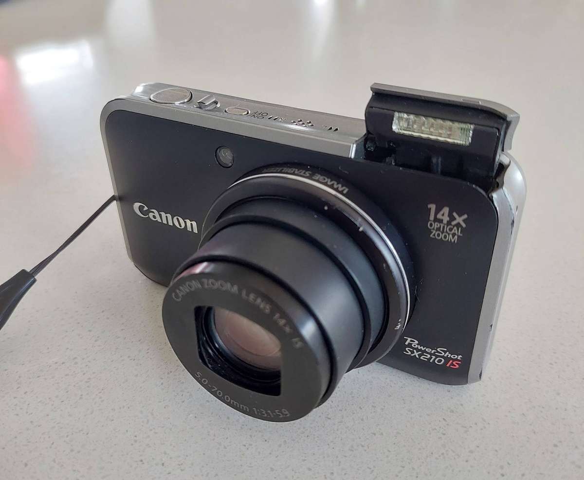 Canon PowerShot digital camera SX120 IS (14.1 m/pixel, 14 x optical zoom, HD video recording)