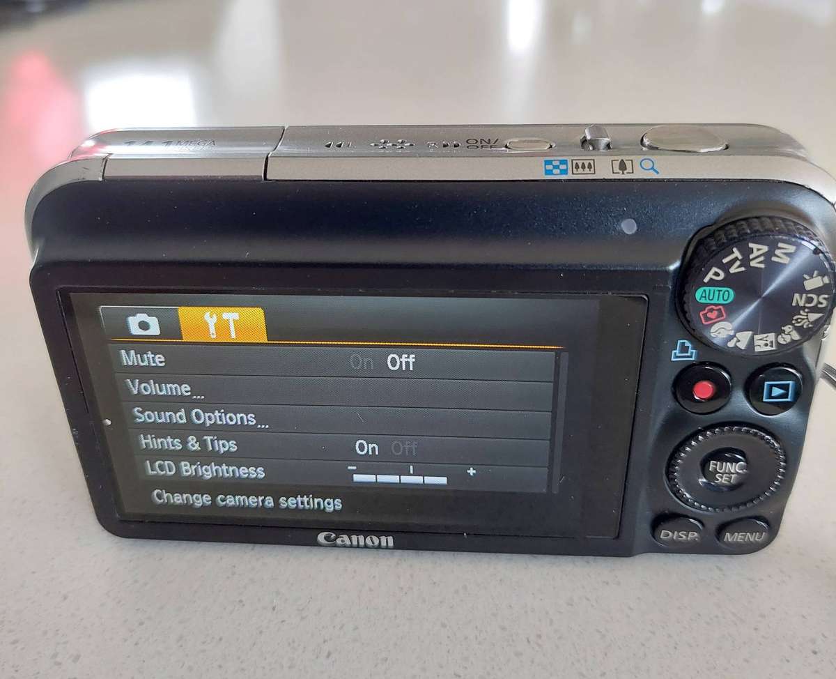 Canon PowerShot digital camera SX120 IS (14.1 m/pixel, 14 x optical zoom, HD video recording)