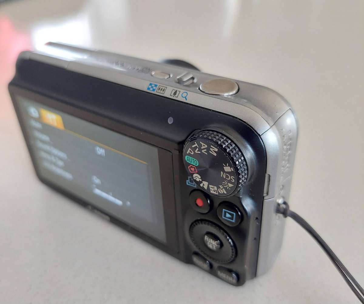 Canon PowerShot digital camera SX120 IS (14.1 m/pixel, 14 x optical zoom, HD video recording)