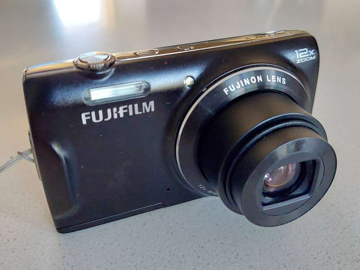 FujiFilm FinePix digital camera T550 (16 m/pixel, massive 12 x optical zoom, HD video recording)