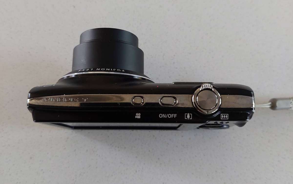 FujiFilm FinePix digital camera T550 (16 m/pixel, massive 12 x optical zoom, HD video recording)