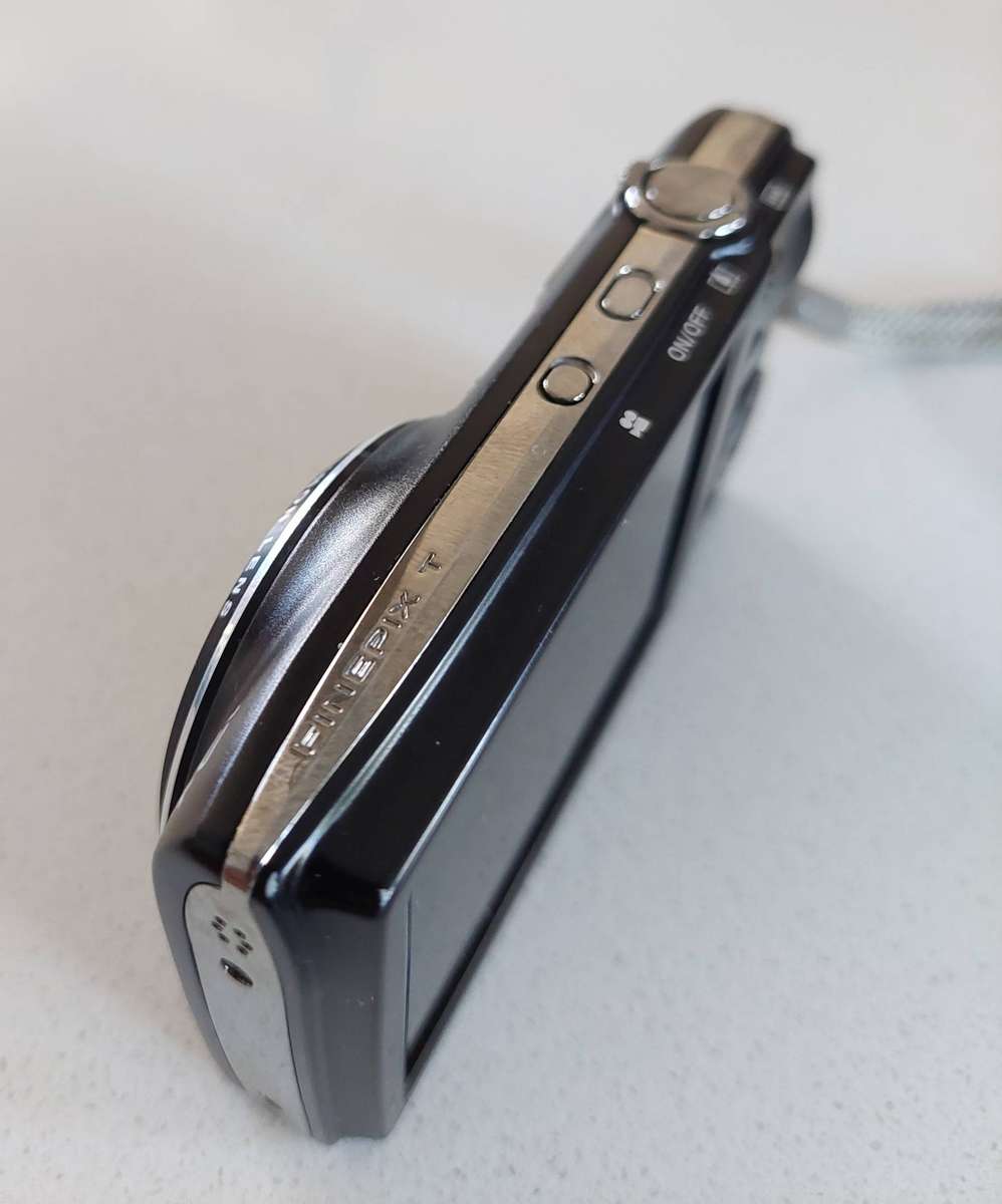 FujiFilm FinePix digital camera T550 (16 m/pixel, massive 12 x optical zoom, HD video recording)