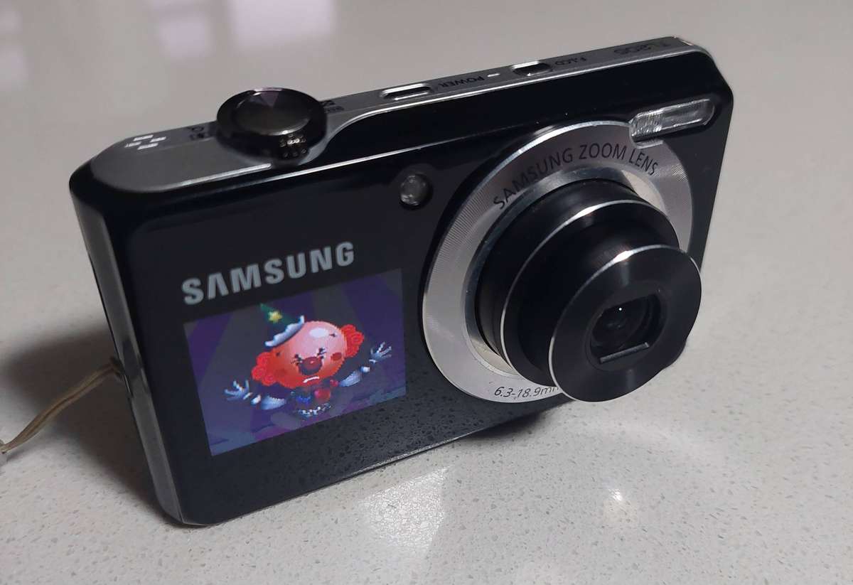 Samsung digital camera TL205 (front and rear lcd, 12.2 m/pixel, 3 x optical zoom, video mode)