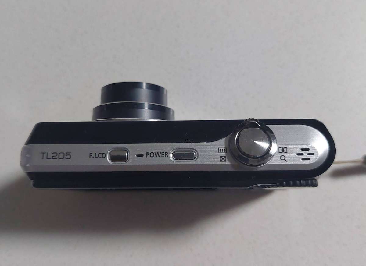 Samsung digital camera TL205 (front and rear lcd, 12.2 m/pixel, 3 x optical zoom, video mode)