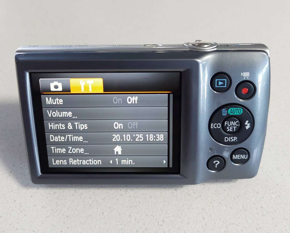 Canon IXUS digital camera 160 IS (20 m/pixel, 8 x optical zoom, HD video recording)