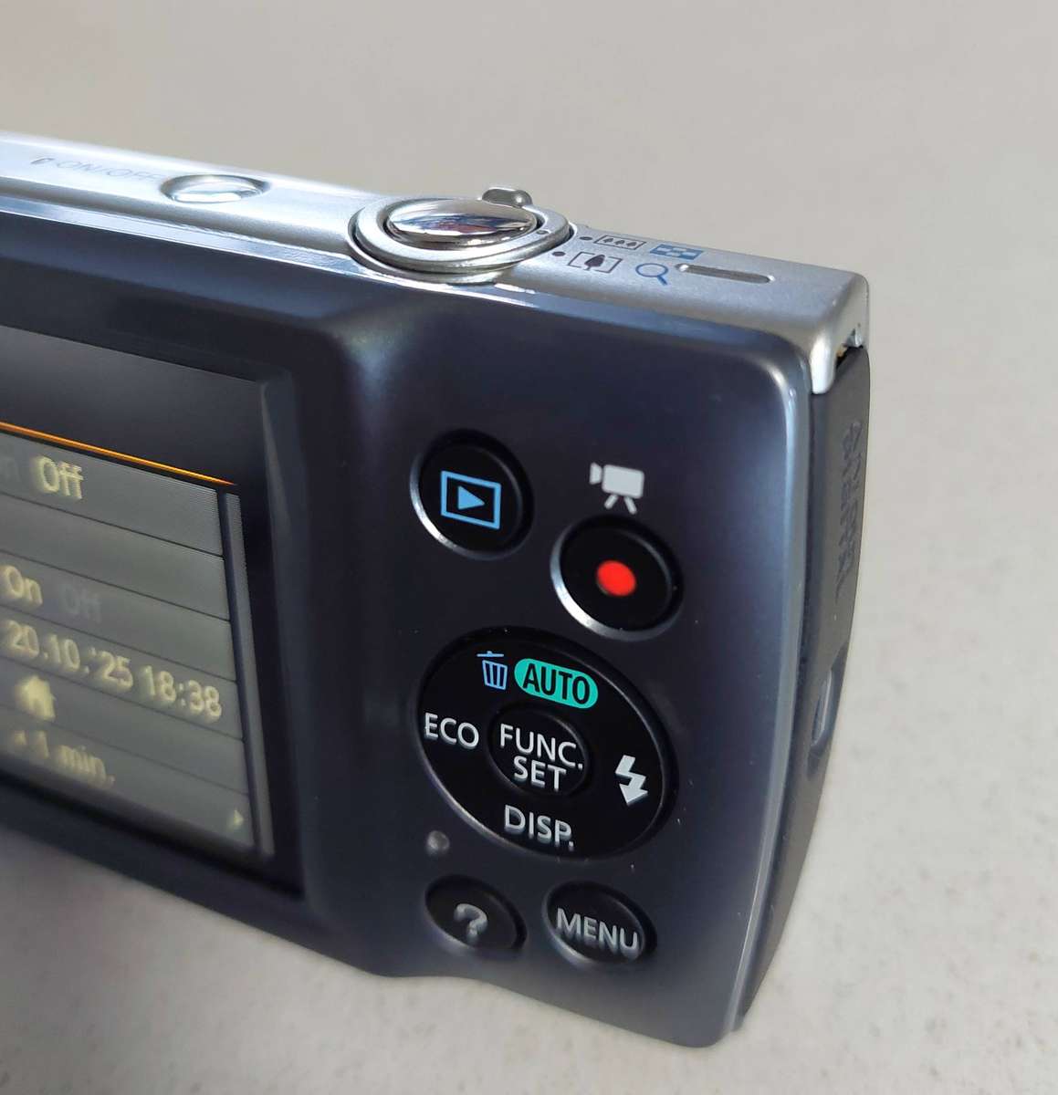 Canon IXUS digital camera 160 IS (20 m/pixel, 8 x optical zoom, HD video recording)