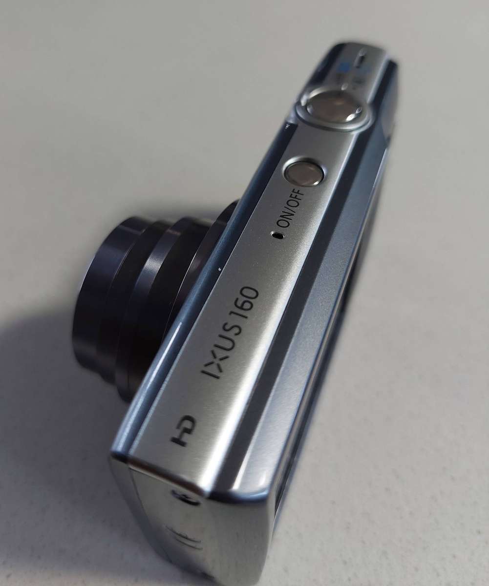 Canon IXUS digital camera 160 IS (20 m/pixel, 8 x optical zoom, HD video recording)