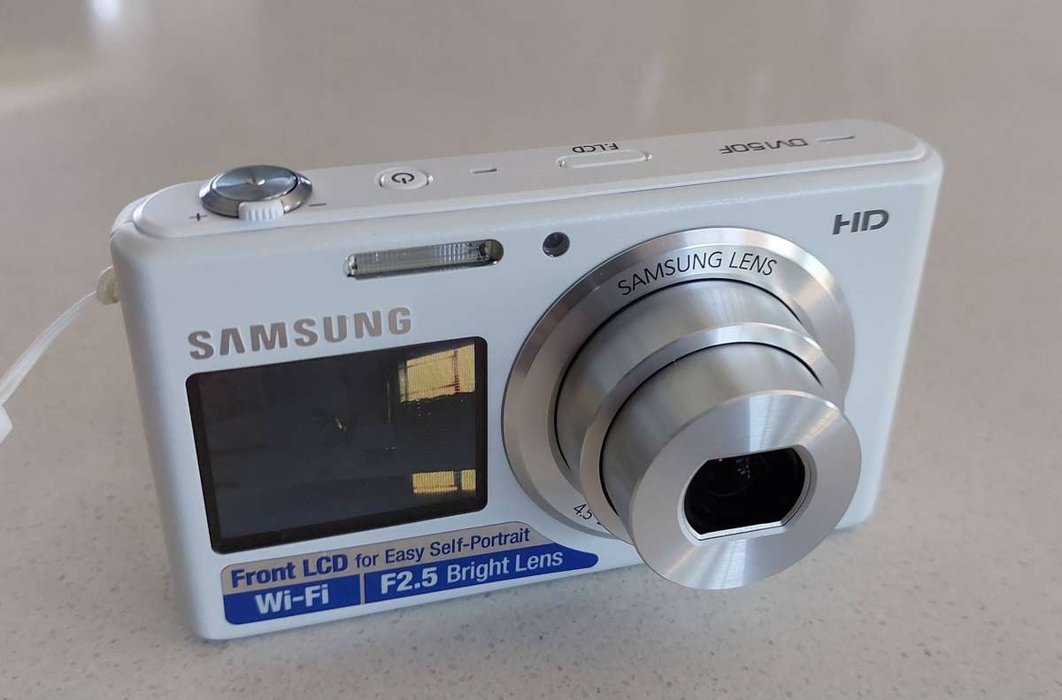 Samsung digital camera DV150F Wi-Fi (16.2 m/pixel, 5 x optical zoom, HD video recording)